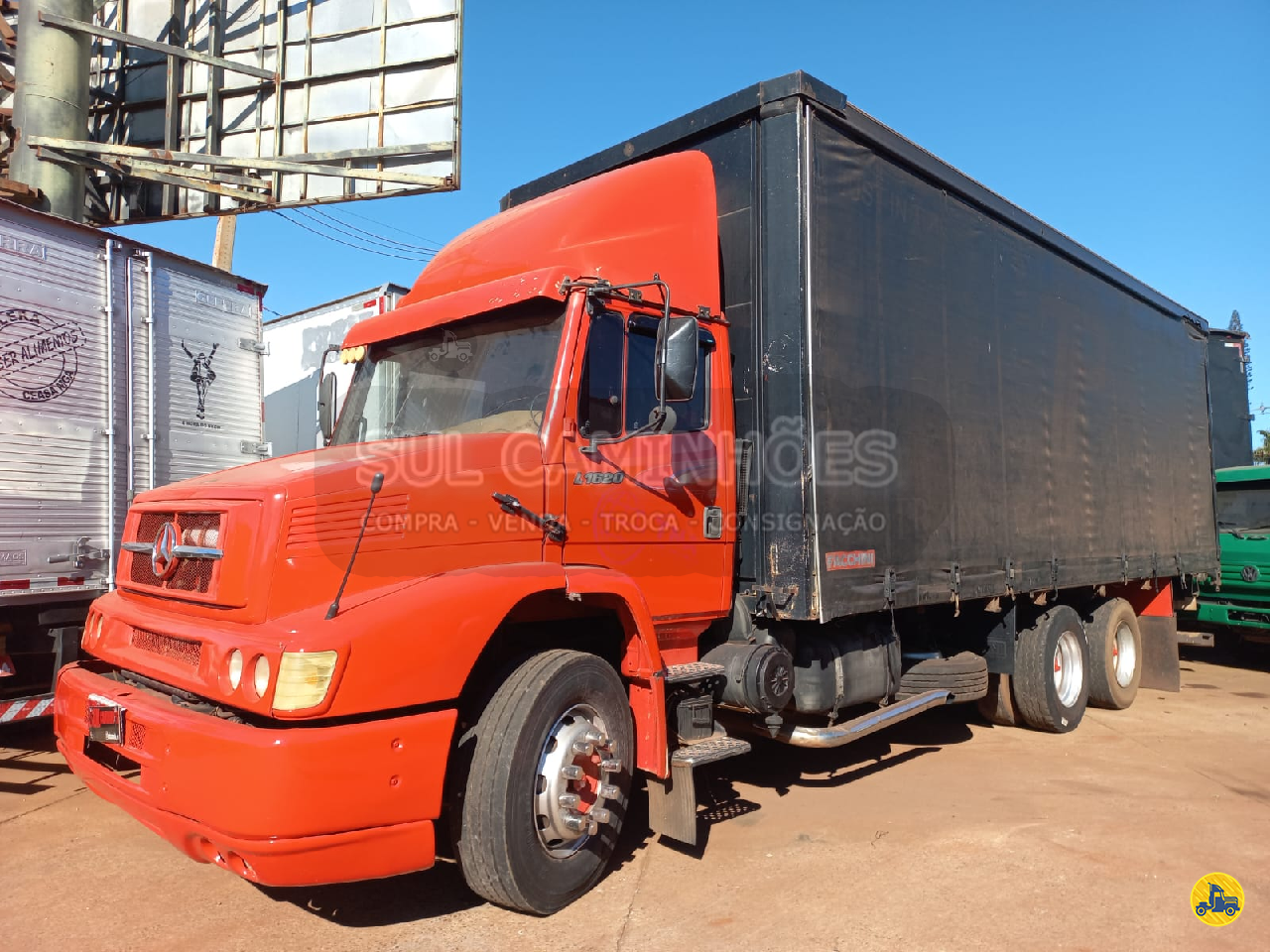 CAMINHAO MERCEDES-BENZ MB 1620 Baú Sider Truck 6x2 Sul Caminhões MARINGA PARANÁ PR